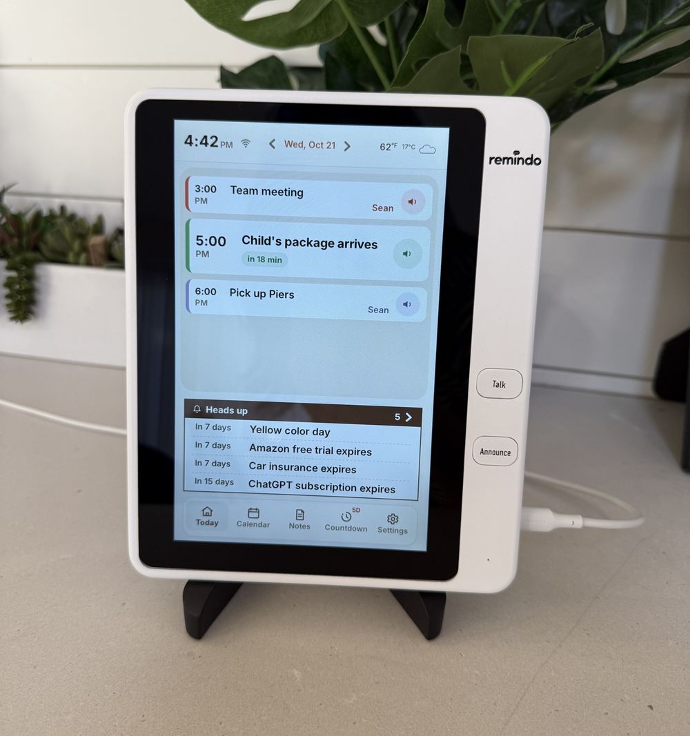 A finished white Remindo sample on a table, screen on